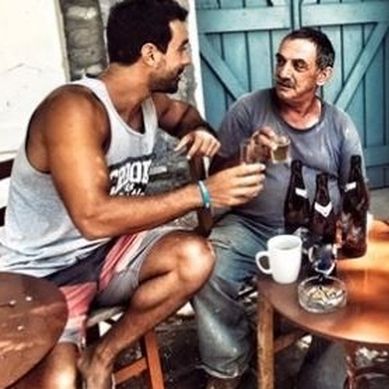 Σάκης Τανιμανίδης: Πίνοντας τις μπύρες του στην Ικαρία κάνει τον απολογισμό του (φωτό)