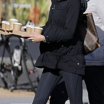 Βόλτα με την οικογένειά της βγήκε η γνωστή παρουσιάστρια-Σε λίγους μήνες θα γεννήσει δίδυμα!