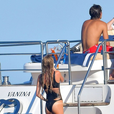 Ήμαρτον: Ούτε ένα μήνα χωρισμένος και κυκλοφορεί ήδη με σέξι ξανθιά καλλονή