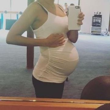 Στο γυμναστήριο, με φουσκωμένη κοιλίτσα δείχνει την καλλίγραμμη σιλουέτα της