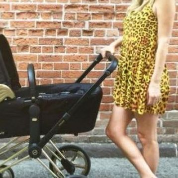 Το παιδικό καροτσάκι της στοιχίζει 1.500 EUR και έχει χρυσά φτερά