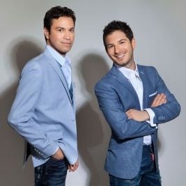 Ο Μάριος Φραγκούλης και ο Γιώργος Περρής στην Αίγινα