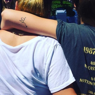 What? Η 18χρονη σταρ παντρεύεται τον πλέον «ακατάλληλο» σύντροφό της