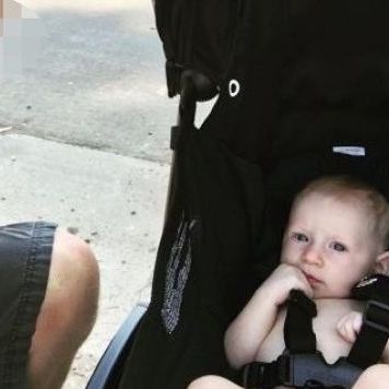 Πασίγνωστος τραγουδιστής ποζάρει με τον μόλις 4 μηνών γιο του, ξετρελαίνοντας τους fans του