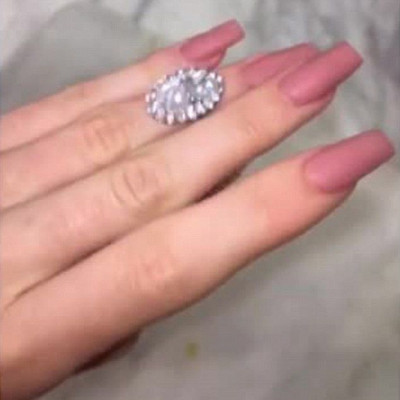 Μονόπετρο είναι αυτό; Η superstar μόλις μας το έδειξε στο snapchat