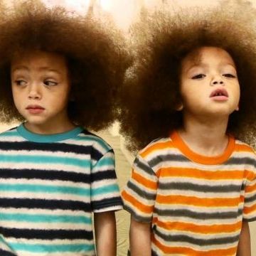 Δίδυμα αδέλφια ανακαλύπτουν το μήκος των μαλλιών τους, στο πρώτο τους κούρεμα!