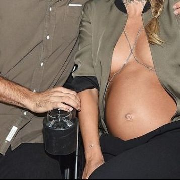 Εμφανίστηκε topless στα βραβεία MTV VMA δείχνοντας τη φουσκωμένη της κοιλίτσα (εικόνες & βίντεο)