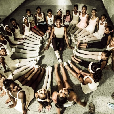 Μεγάλες εικόνες: Οι μπαλαρίνες φέρνουν τον πολιτισμό στις φτωχές φαβέλες του Ρίο