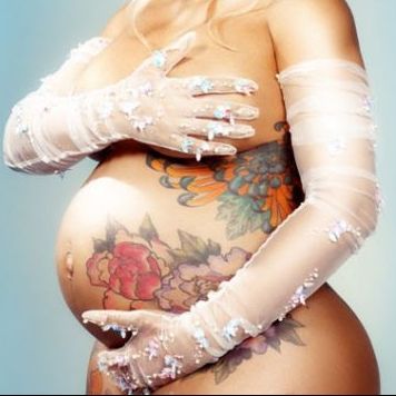 Τελείως γυμνή για το Paper Magazine, στο τρίτο τρίμηνο της εγκυμοσύνης της