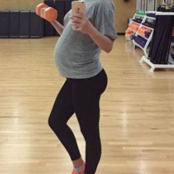 Ελληνίδα παρουσιάστρια γυμνάζεται στον 7ο μήνα της εγκυμοσύνης της
