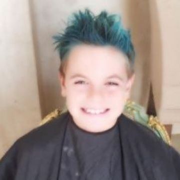 Διάσημη τραγουδίστρια επέτρεψε στον γιο της να βάψει τα μαλλιά του... μπλε!