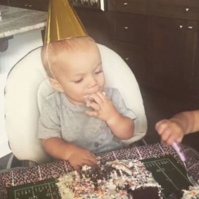 Έτσι γιόρτασε τα πρώτα γενέθλια του γιου της (βίντεο)