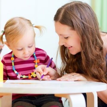 Πώς να επιλέξετε την «κατάλληλη» baby sitter