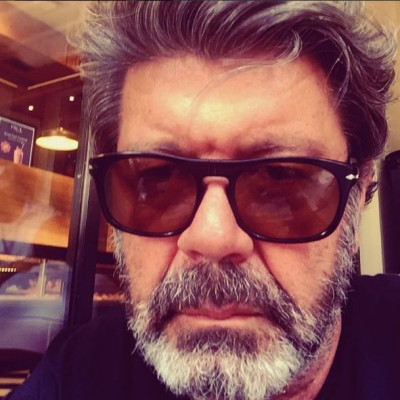 Οι κόρες της Ελένης Μενεγάκη αγκαλιά με τον μπαμπά τους