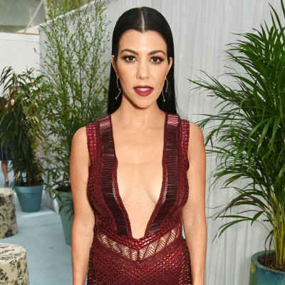 Τα παιδία παίζει! Δες την Kourtney Kardashian σε φουσκωτά παιχνίδια στη θάλασσα