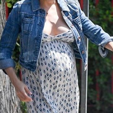 Υπέροχη στην εγκυμοσύνη της ακόμη και χωρίς μακιγιάζ