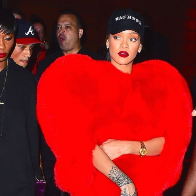 Hot or Not: Η εμφάνιση της Rihanna που μας θύμισε κάτι από... Άγιο Βαλεντίνο