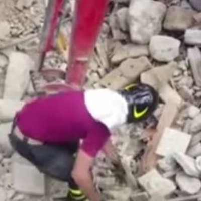 Ιταλία: Γάτα ανασύρθηκε ζωντανή από συντρίμμια 15 μέρες μετά τον σεισμό (vid)