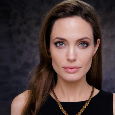 Όντως το είδαμε αυτό; Η Angelina Jolie σε μία εμφάνιση που δε θα περίμενες ποτέ
