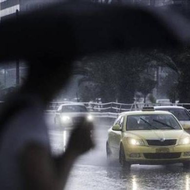 «Αγριεύει» ο καιρός την Κυριακή: Δείτε πού θα βρέξει (pics)