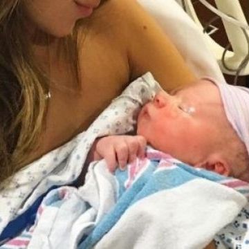 Είναι αγόρι! Το διάσημο ζευγάρι απέκτησε το τρίτο του παιδί