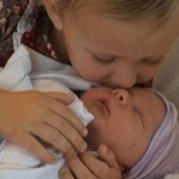 Μπαμπάς και κόρη αγκαλιάζουν τρυφερά το νέο μέλος της οικογένειάς τους (φωτό και βίντεο)