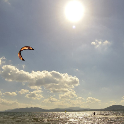 KITESURFING: Η ΜΟΔΑ ΠΟΥ ΓΙΝΕΤΑΙ ΛΑΤΡΕΙΑ