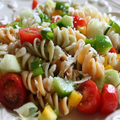 Αυτή η σαλάτα ζυμαρικών με λιαστή ντομάτα και ελιές θα σου θυμίσει τις μέρες στο νησί