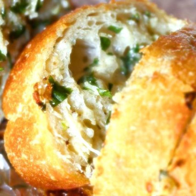 Αυτό το σκορδόψωμο με τυρί και κοτόπουλο είναι ό,τι πρέπει για το μεσημεριανό σου γεύμα