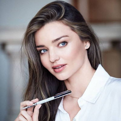 Η Miranda Kerr σου δείχνει πώς δείχνεις πιο κομψή στο λεπτό, μέσα από 5 απλά, καθημερινά looks!