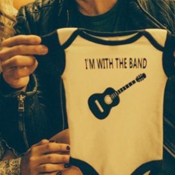 Γνωστός τραγουδιστής ανακοίνωσε ότι θα γίνει για πρώτη φορά μπαμπάς με αυτή τη φωτογραφία