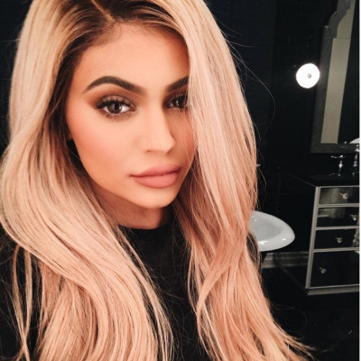 Η Kylie Jenner αποκαλύπτει πως απέκτησε τις ζουμερές καμπύλες της και μάντεψε ποιος είναι ο τρόπος