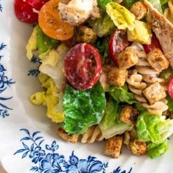 Σαλάτα του Καίσαρα με ζυμαρικά: Απόλαυση για μικρούς και μεγάλους!