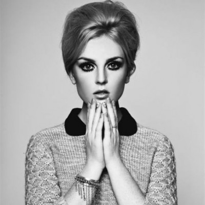 Whaaat? Αυτός είναι ο πιο περίεργος τρόπος να βάζουμε λακ στα μαλλιά μας!