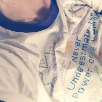 Γνωστή ηθοποιός θηλάζει τη νεογέννητη κόρη της