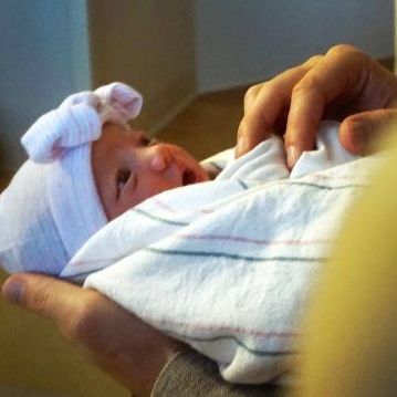 Γνωστός ηθοποιός μας συστήνει για πρώτη φορά τη νεογέννητη κόρη του