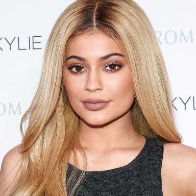 Πιο ξανθιά από ποτέ! Δες το νέο hairlook της Kylie Jenner!