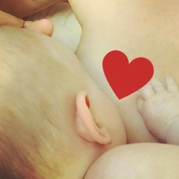 Διάσημη μαμά θηλάζει την κόρη της και δημοσίευσε τη φωτογραφία στα social media