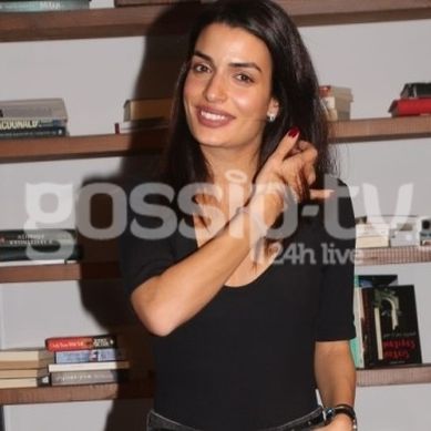 Τόνια Σωτηροπούλου: Με casual εμφάνιση σε παρουσίαση βιβλίου