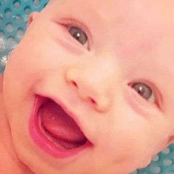 O διάσημος μπαμπάς κάνει μπάνιο το γιο του και το απολαμβάνει!