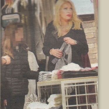 Ελένη Μενεγάκη: Η βόλτα με την κόρη της Λάουρα και τα ψώνια από τα… καλάθια