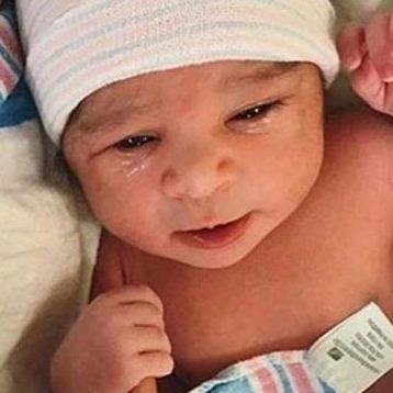 Έγιναν γονείς και αυτή είναι η πρώτη φωτογραφία της κόρης τους. Δείτε βίντεο από τον τοκετό