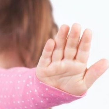 Γιατί δεν πρέπει ποτέ να αναγκάζουμε ένα παιδί να αγκαλιάσει κάποιον;