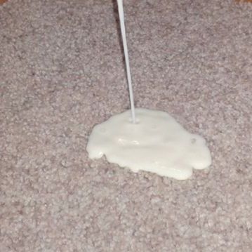 Έπεσε το γάλα του μωρού στο χαλί: Και τώρα τι κάνουμε;