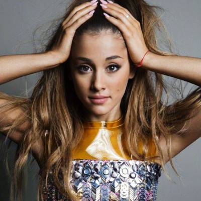 Wow! H Ariana Grande δείχνει τέλεια ακόμη και με πλατινέ ξανθά μαλλιά!