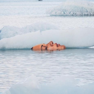 Τα μυστήρια πρόσωπα που ξεπροβάλλουν από το νερό…