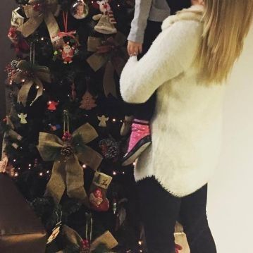 Ελληνίδα ηθοποιός στόλισε από νωρίς το χριστουγεννιάτικο δέντρο με την κόρη της