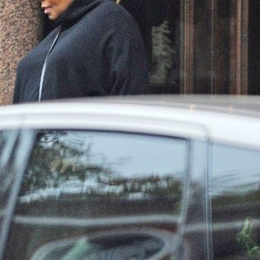 Η 50χρονη star λίγο πριν γεννήσει, προσπαθεί να περάσει απαρατήρητη