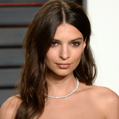 Whaaaat?? Η Emily Ratajkowski κάνει διακοπές στο Μεξικό και κυκλοφορεί στην παραλία γυμνή