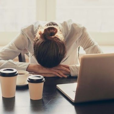 Νιώθεις υπνηλία στο γραφείο; Καταπολέμησε τη με αυτούς τους 8 τρόπους